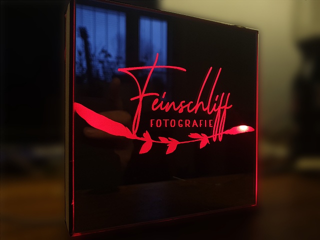 Spiegelfliese mit Logo Feinschliff Fotografie, rot beleuchtet